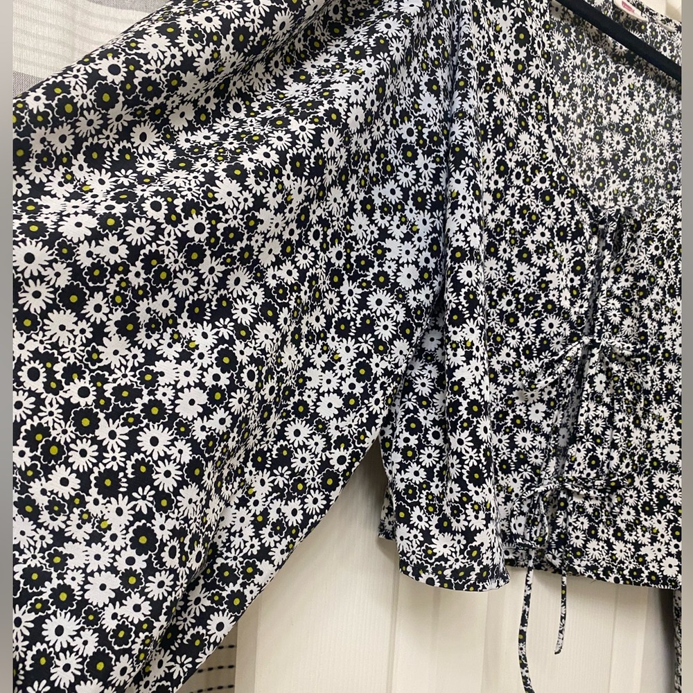 Levi's Black and White Floral Puff Long Sleeve Front Tie Blouse Size XL - Picture 9 of 16